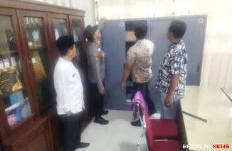 Polisi saat melakukan  olah TKP.