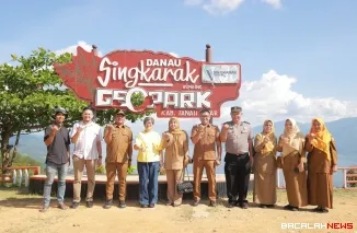 Asdep Pemasaran Pariwisata Mancanegara II Kemenpar RI Yulia foto bersama dengan Asisten Sekdakab Riswandi di objek wisata Geopark Puncak Aua Sarumpun Kecamatan Rambatan.