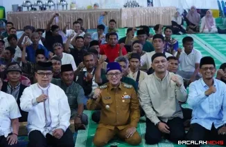 Bupati Tanah Datar Eka Putra berbuka puasa bersama dengan petugas kebersihan di Gedung Indo Jolito Batusangkar.