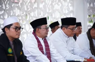 Bupati Eka Putra dan Wabup Ahmad Fadly berbuka puasa bersama dengan pegawai di lingkungan Pemkab, Minggu (1/3/2026) di Gazebo Indojolito Batusangkar.