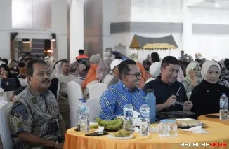 Bupati Eka Putra menghadiri acara reuni lintas angkatan SMA Negeri 1 Batusangkar di Gedung Nasional Maharajo Dirajo.