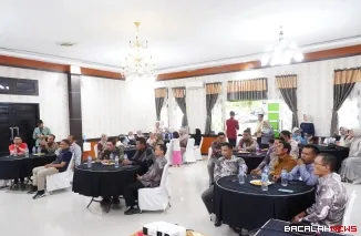 Bupati Eka Putra memberikan sambutan pada Rakor Camat se-Kabupaten Tanah Datar di Padang Panjang.