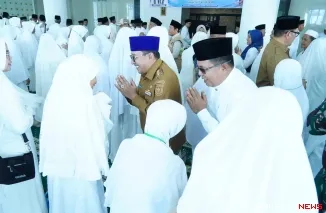 Bupati Eka Putra didampingi Ketua DPRD Anton Yondra melepas sebanyak 212 Jemaah Calon Haji Tanah Datar tahun 2026 di Masjid Muhammadiyah Batusangkar.