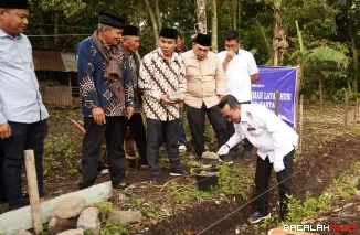 Bupati Eka Putra meletakkan batu pertama pembangunan rumah layak huni bagi warga Jorong Guguak, Nagari Padang Magek, Kecamatan Rambatan.