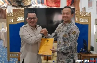 Ketua Tim Pemeriksa BPK Perwakilan Sumbar Welliya Elfajri menyerahkan hasil pemeriksaan sementara kepada Bupati Tanah Datar Eka Putra di Gedung Indojolito Batusangkar.