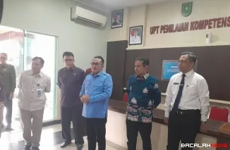 Bupati Eka Putra didampingi Kepala Badan KPSDM Yusrizal meninjau pelaksanaan Asesmen Ujian Tertulis dan Wawancara untuk seleksi terbuka Jabatan Eselon II di Kota Pekanbaru.