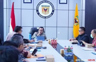 Bupati Tanah Datar Eka Putra memimpin rapat bersama seluruh Organisasi Perangkat Daerah (OPD) di Pagaruyung.