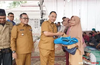 Direktur Pendapatan Daerah Kemendagri Teguh Narutomo menyerahkan bantuan dari Presiden Prabowo Subianto kepada masyarakat yang terdampak bencana alam di Indo Jolito Batusangkar.