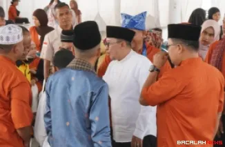 Bupati Eka Putra menyambut kedatangan perantau Talang Tangah  Kecamatan Sungai Tarab di Gazebo Indojolito Batusangkar.