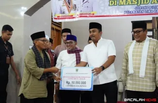 TSR Pemprov Sumbar Wagub Vasco menyerahkan bantuan sebesar Rp50 juta kepada pengurus Masjid Al Amin Limo Kaum.