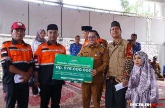 Bupati Eka Putra menyerahkan bantuan dari Baznas Tanah Datar kepada masyarakat korban bencana alam di Indo Jolito Batusangkar.