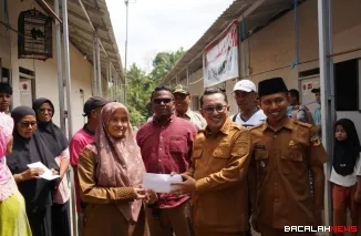 Bupati Tanah Datar Eka Putra menyerahkan bantuan dari Raja Pagaruyung dan Bundo Kanduang Pagaruyung kepada masyarakat korban bencana alam Nagari Bungo Tanjung, Kecamatan Batipuh.