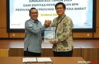 Bupati Tanah Datar Eka Putra menyerahkan LKPD 2025 kepada Kabid Pemeriksaan Sumbar II Nelson Siregar di Padang.