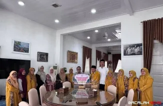 Bupati Eka Putra menerima bantuan dari kerabat Kesultanan Minangkabau Pagaruyung Darul Qoror yang diserahkan Puti Reno Raudhatul Jannah Thaib di Gedung Indojolito Batusangkar.