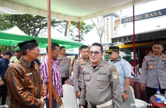 Bupati Eka Putra melakukan kunjungan ke objek wisata Istano Basa Pagaruyung.