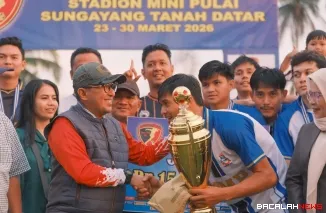 Bupati Eka Putra menutup turnamen sepak bola Jordus Cup XXII 2026 di Lapangan Pulai, Jorong Duo, Nagari Sungayang, Kecamatan Sungayang.