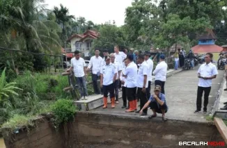 Bupati Pasaman saat melakukan tinjauan ke daerah lokasi bencana.
