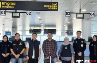 Kantor Imigrasi Kelas I TPI Padang mendeportasi seorang warga negara Malaysia berinisial AHABMK (40) melalui Bandara Internasional Minangkabau