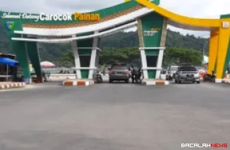 Gerbang masuk pantai Carocok Painan. (Dok. Ist)
