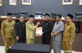 DPRD Kota Padang melalui Panitia Khusus (Pansus) I resmi mengusulkan pencabutan Peraturan Daerah (Perda) Nomor 5 Tahun 2003 tentang kedudukan keuangan Wali Kota dan Wakil Wali Kota.  Regulasi tersebut dinilai sudah tidak lagi relevan dengan perkembangan a