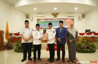 Bupati Eka Putra didampingi Wabup Ahmad Fadly menyerahkan jawaban atas pandangan umum fraksi kepada Ketua DPRD Anton Yondra didampingi oleh wakil ketua Nurhamdi Zahari dan Kamrita di Aula Sidang DPRD.