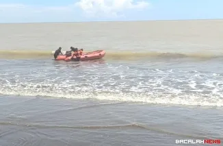 Proses pencarian kedua siswa SD yang hilang terseret ombak di Pantai Ujung Karang Padang.