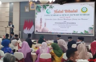 Ketua Persatuan Da'i Dewan Da'wah Islamiyah Indonesia (Persada) Pusat, Muhsin MK berikan tausyiah saat pengukuhan Prof Efrinaldi beserta jajaran sebagai pengurus Dewan Dakwah Sumbar 2026-2031, di auditorium gubernuran, Sabtu. (mangindo kayo)