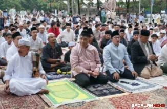 Meski hujan mengguyur Kota Batusangkar tak menyurutkan warga melaksanakan Shalat Idul Fitri 1447 Hijriah di Lapangan Cindua Mato Batusangkar.