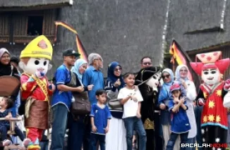 Objek wisata Istano Basa Pagaruyung ramai dikunjungi wisatawan lokal hingga mancanegara selama libur Hari Raya Idul Fitri 1447 Hijriah.
