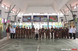 Jaksa mengajar di SMKN 3 Padang.