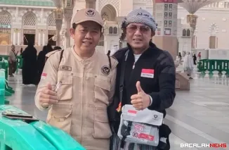 Pembina haji kloter 1 buya Zulheldi foto bersama dengan ketua Lembaga Dakwah Islam Indonesia (LDII) H. Muchfiandi. (Dok. Pribadi)