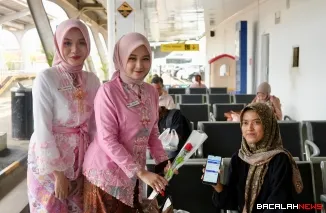 PT Kereta Api Indonesia Divisi Regional II Sumatera Barat menggelar kegiatan Sapa Kartini dengan membagikan souvenir kepada penumpang perempuan di sejumlah stasiun dan dalam perjalanan kereta.