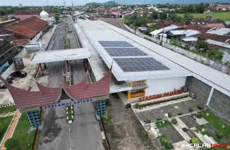 KAI Divre II Sumbar telah mengoperasikan Pembangkit Listrik Tenaga Surya di Stasiun Padang sejak Desember 2024
