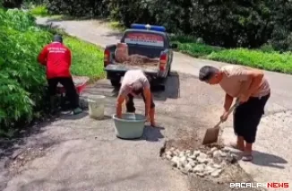 Kapolsek Batipuh Selatan Ipda Saiful Bahri bersama Kanit Samapta Aiptu Frenfki dan personel turun langsung memperbaiki jalan rusak berlobang di Jorong Kubu Gadang Nagari Sumpur Kabupaten Tanah Datar