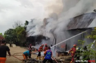 Kebakaran hebat melanda fasilitas gudang dan perkantoran milik Dinas Lingkungan Hidup Kota Padang di Jalan DPR, Kelurahan Aie Pacah, Kecamatan Koto Tangah. (Dok. Damkar Padang)