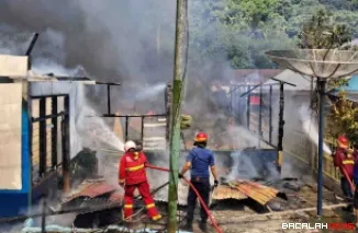 Petugas pemadam kebakaran saat melakukan pemadaman. (Dok. Damkar Padang)