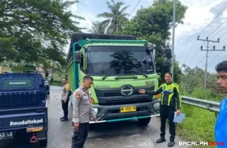 Polisi saat melakukan olah TKP