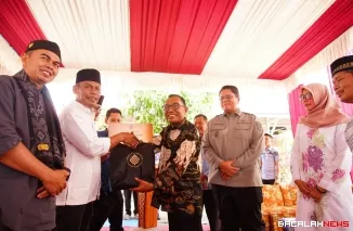 Wabup Ahmad Fadly mendampingi Direktur Sarana dan Prasarana Kebudayaan, Dirjen Pengembangan, Pemanfaatan dan Pembinaan Kebudayaan, Feri Arlius saat penyerahan bantuan bagi masyarakat terdampak bencana alam di Nagari Sumpur.