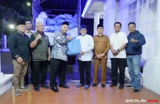 Direktur Pendapatan Daerah Kemendagri Teguh Narutomo menyerahkan bantuan dari Presiden Prabowo kepada Bupati Eka Putra di Indo Jolito Batusangkar.