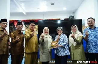 Ketua TP PKK Tanah Datar Ny. Lise Eka Putra foto bersama dengan Asdep Pemasaran Pariwisata Mancanegara II Kemenpar Yulia di Gedung Indo Jolito Batusangkar.