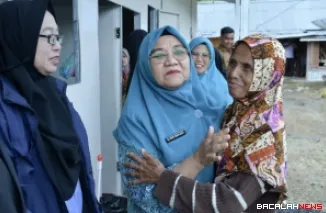 Ketua TP PKK Agam Merry Benni Warlis Bantu Uang Tunai Korban Bencana Malalak