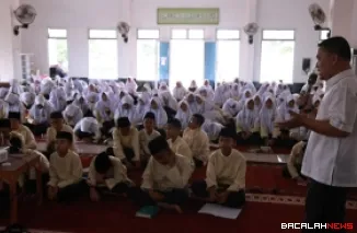 Kepala Dinas Kominfo Tanah Datar Dedi Triwidono memberikan penyuluhan literasi digital pada pelajar SMP Negeri 5 Batusangkar.