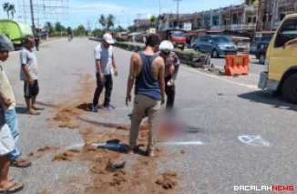 Polisi saat melakukan olah TKP kecelakaan yang merenggut nyawa mahasiswi.