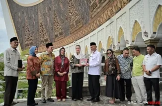 Gubernur Sumatera Barat Mahyeldi Ansharullah mendampingi kunjungan kerja Menteri Pariwisata RI Widiyanti Putri Wardhana saat meninjau Masjid Raya Syekh Ahmad Khatib Al-Minangkabawi