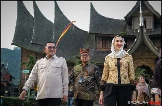 Bupati Tanah Datar Eka Putra mendampingi Menteri Pariwisata Widiyanti Putri Wardhana meninjau Istano Basa Pagaruyung.