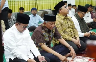 Menteri Pekerjaan Umum Dody Hanggodo didampingi Bupati Tanah Datar Eka Putra melakukan Shalat Tarwih di Masjid Muhamadiyah Batusangkar.
