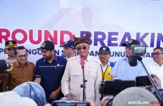 Menteri Pekerjaan Umum Dody Hanggodo saat diwawancarai wartawan usai meletakan batu pertama pembangunan Sabo Dam di Nagari Sungai Jambu, Kecamatan Pariangan.