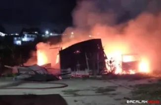 Satu unit mobil Mitsubishi L300 dan bangunan darurat hangus terbakar di kawasan Jalan Bypass Gulai Bancah, tepatnya di samping RSUD Kota Bukittinggi. (Dok. Damkar Bukittinggi)