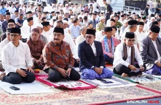 Bupati Eka Putra bersama masyarakat Batusangkar melaksanakan Shalat Hari Raya Idul Fitri 1447 Hijriah di Lapangan Cindua Mato.