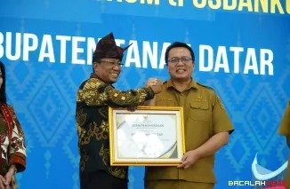 Wabup Tanah Datar Ahmad Fadly menerima penghargaan pembentukan Posbakum dari Menkum RI Supratman di Padang.
